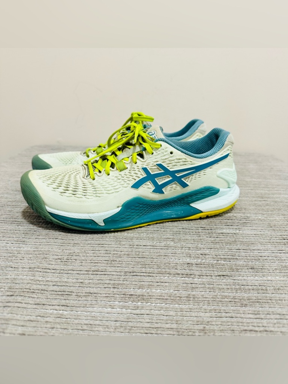 ASICS Gel-Resolution 9 tennis shoe. This specific colorway  Women Size 8